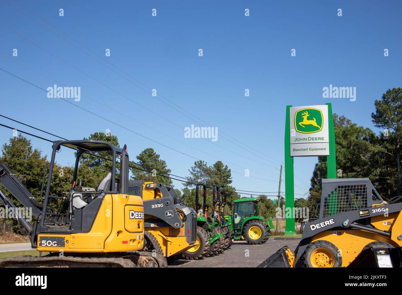 Augusta, GA USA - 10 18 22: Trattori presso un negozio John Deere Foto Stock
