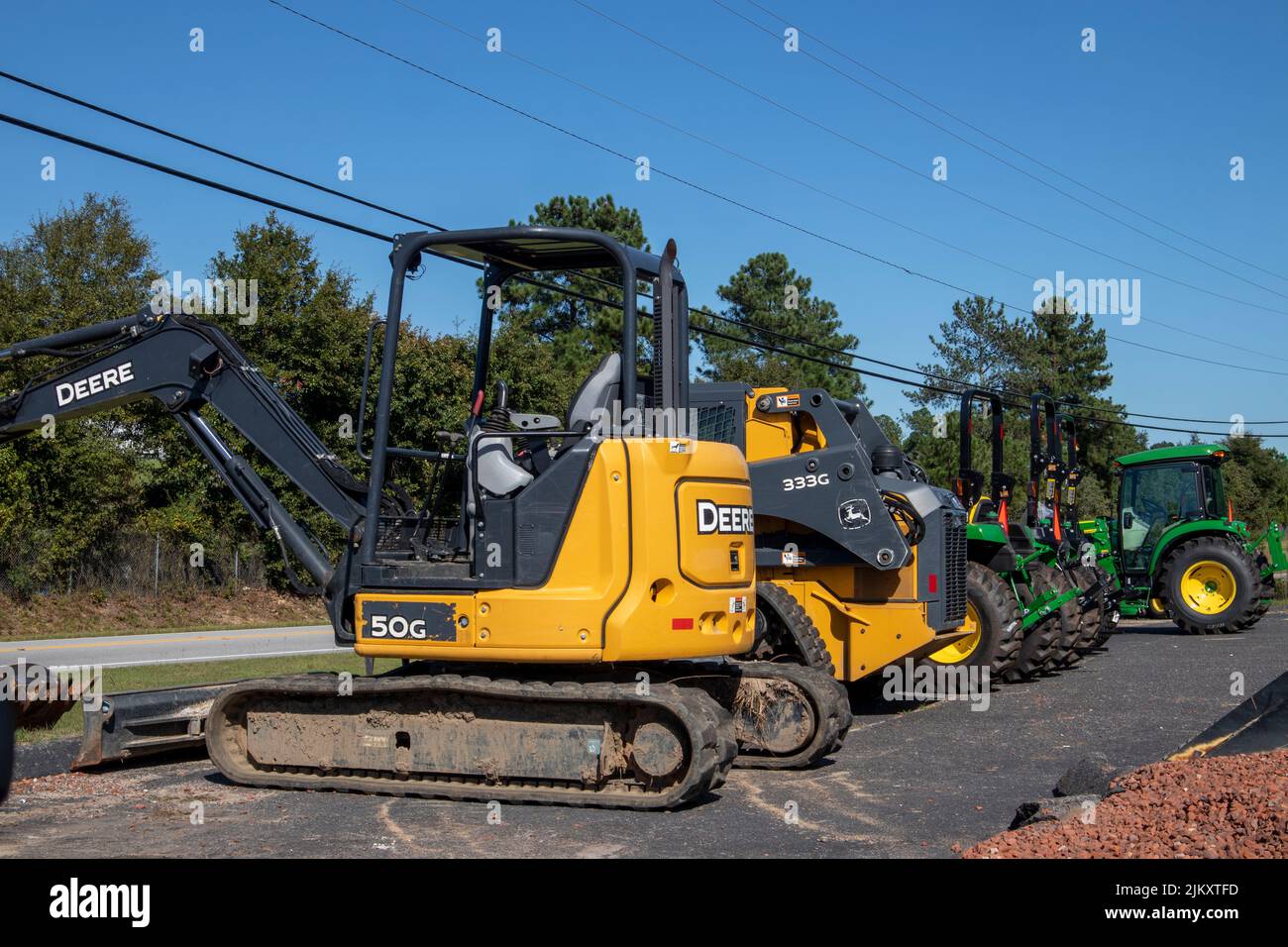 Augusta, GA USA - 10 18 22: Vista laterale dei trattori presso un negozio John Deere Foto Stock