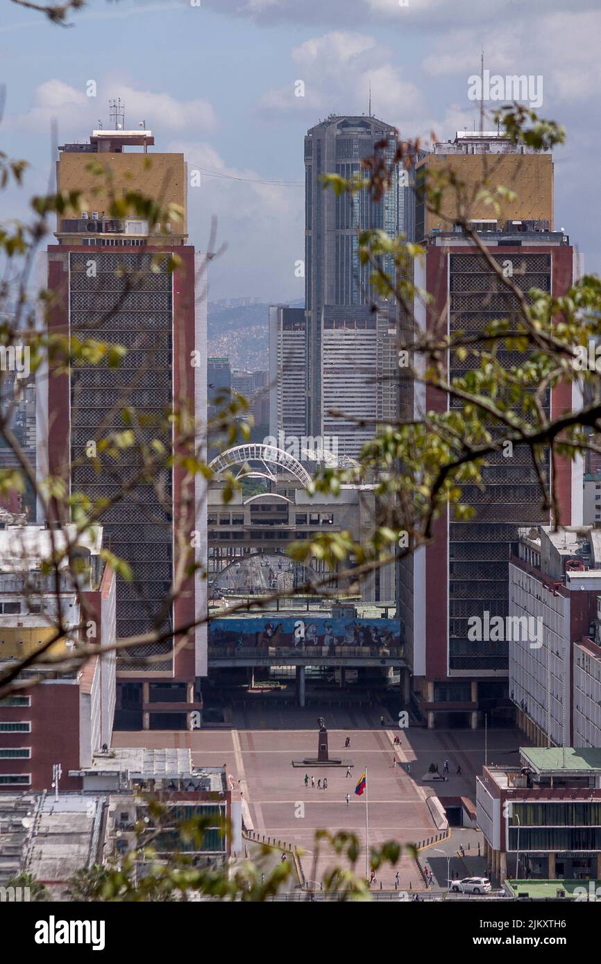 Le torri del silenzio in primo piano e le torri del Parque Central sullo sfondo Foto Stock