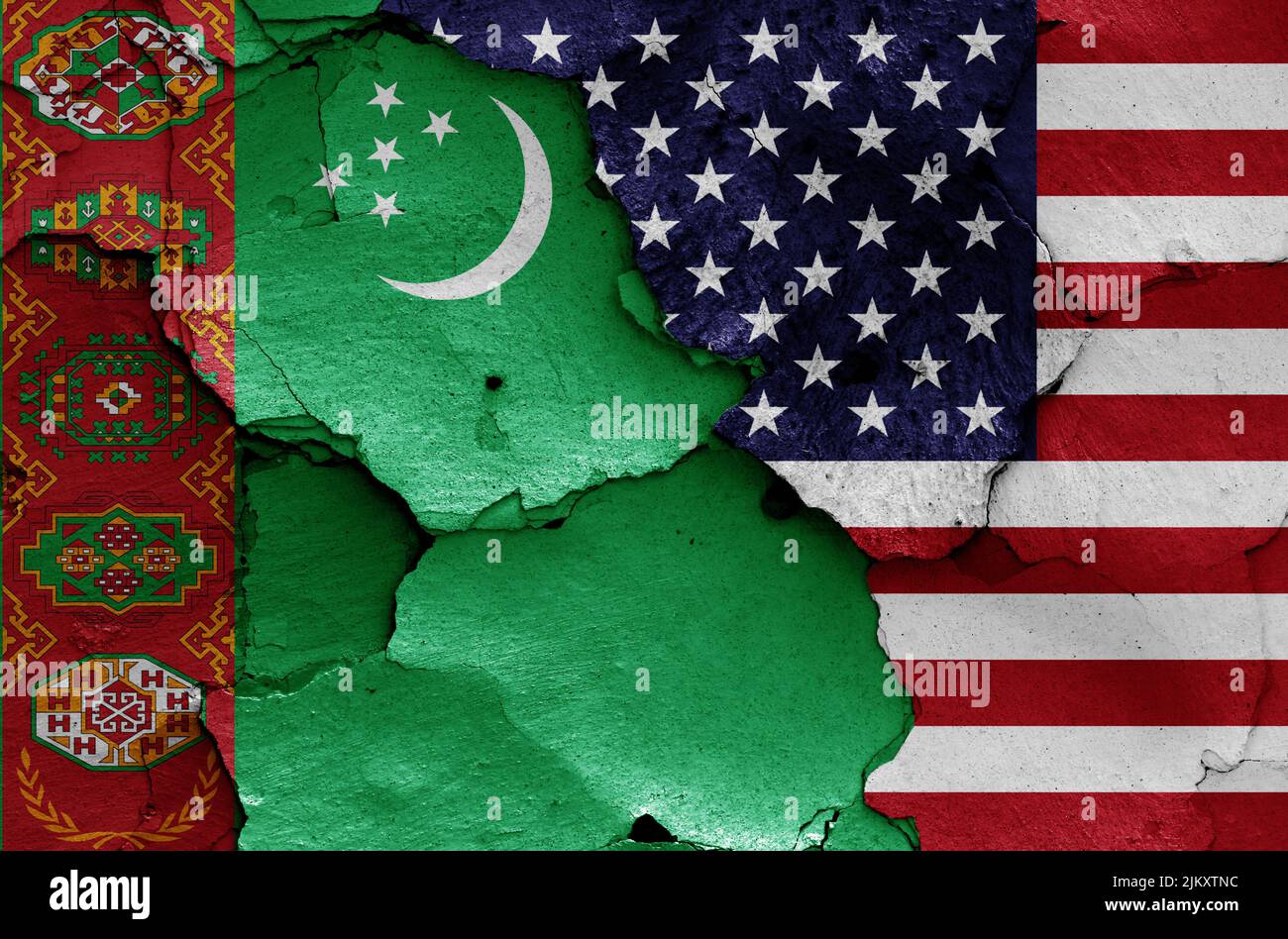 Bandiere del Turkmenistan e degli Stati Uniti dipinte su muro rotto Foto Stock