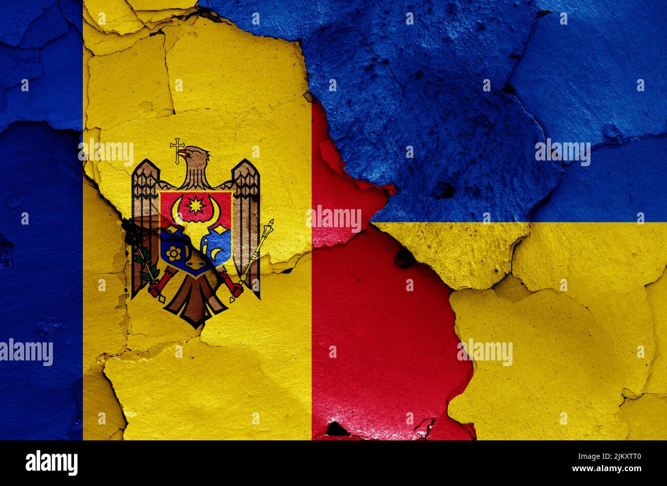 Bandiere di Moldavia e Ucraina dipinte su pareti incrinate Foto Stock