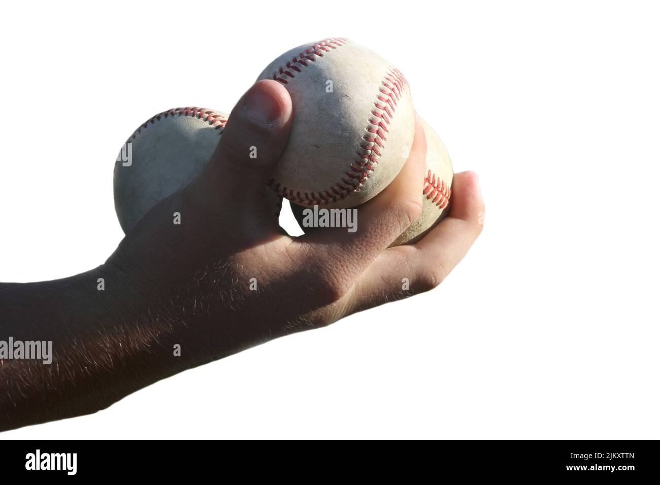 Primo piano di una mano maschio che tiene tre baseballs isolato su uno sfondo bianco. Foto Stock
