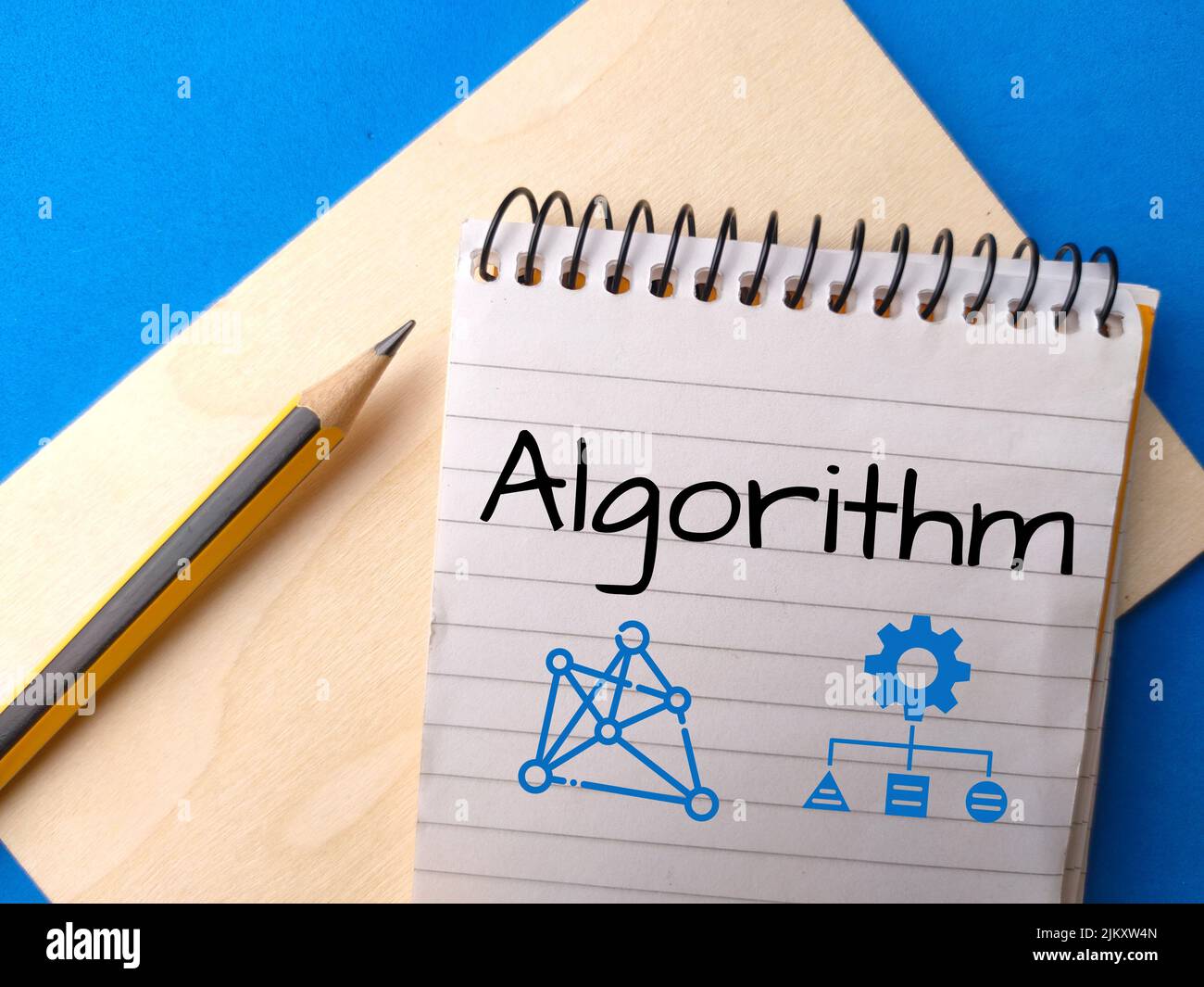 Notebook, matita e icona con algoritmo di testo su sfondo blu. Foto Stock