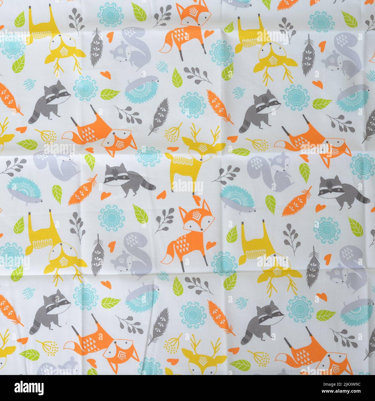 Un motivo senza cuciture di una stampa colorata su tessuto di cotone con tema animale e legno Foto Stock