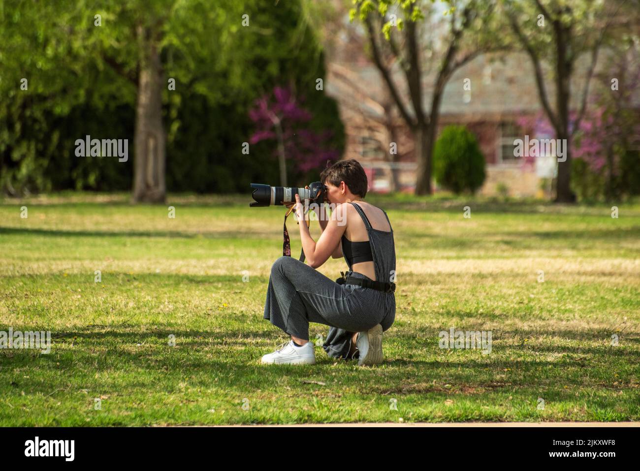 Una signora che scatta una foto dei giardini botanici Will Rogers in Oklahoma, negli Stati Uniti Foto Stock