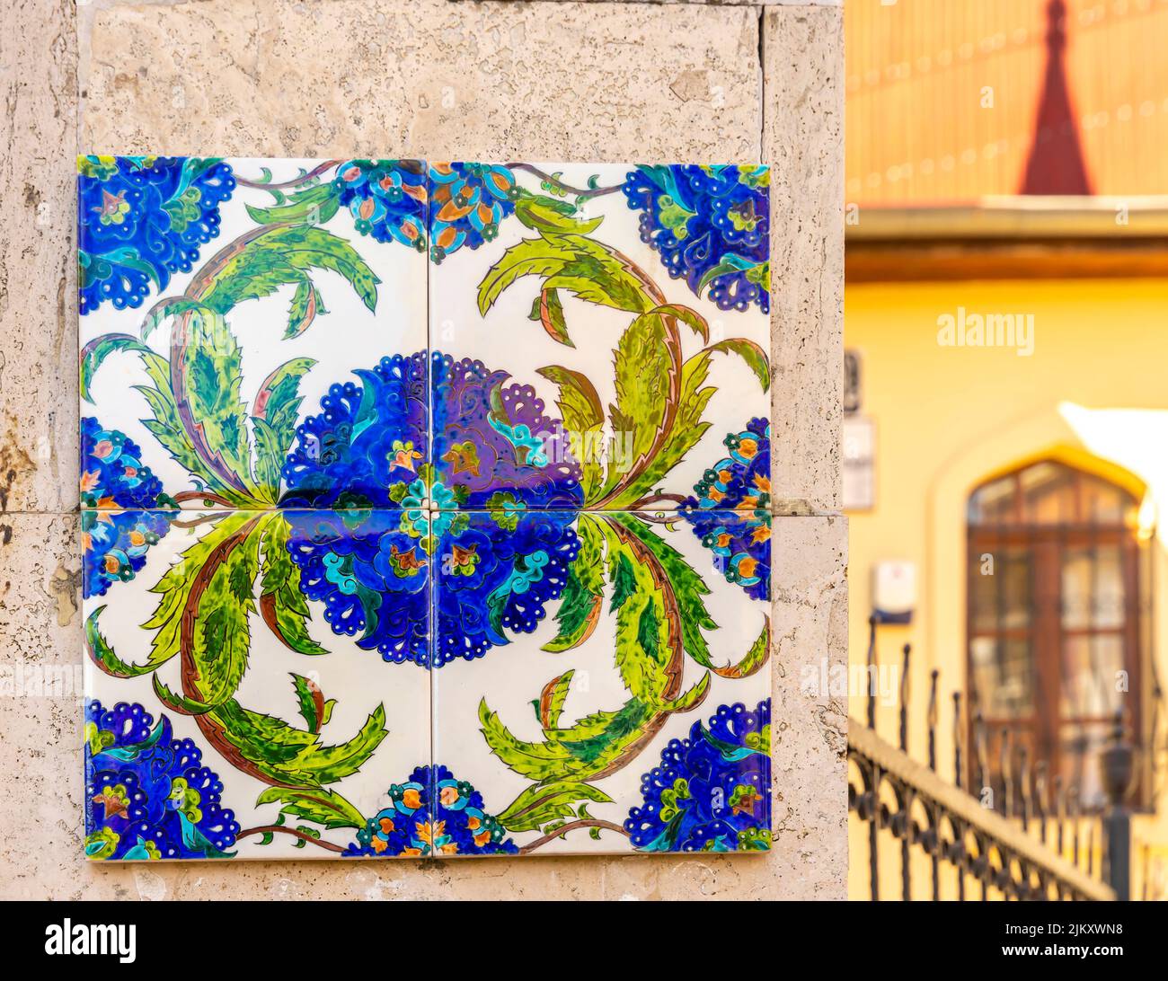 Mattonelle ornate colorate sulle porte della moschea di Kadikoy, Istanbul, Turchia Foto Stock