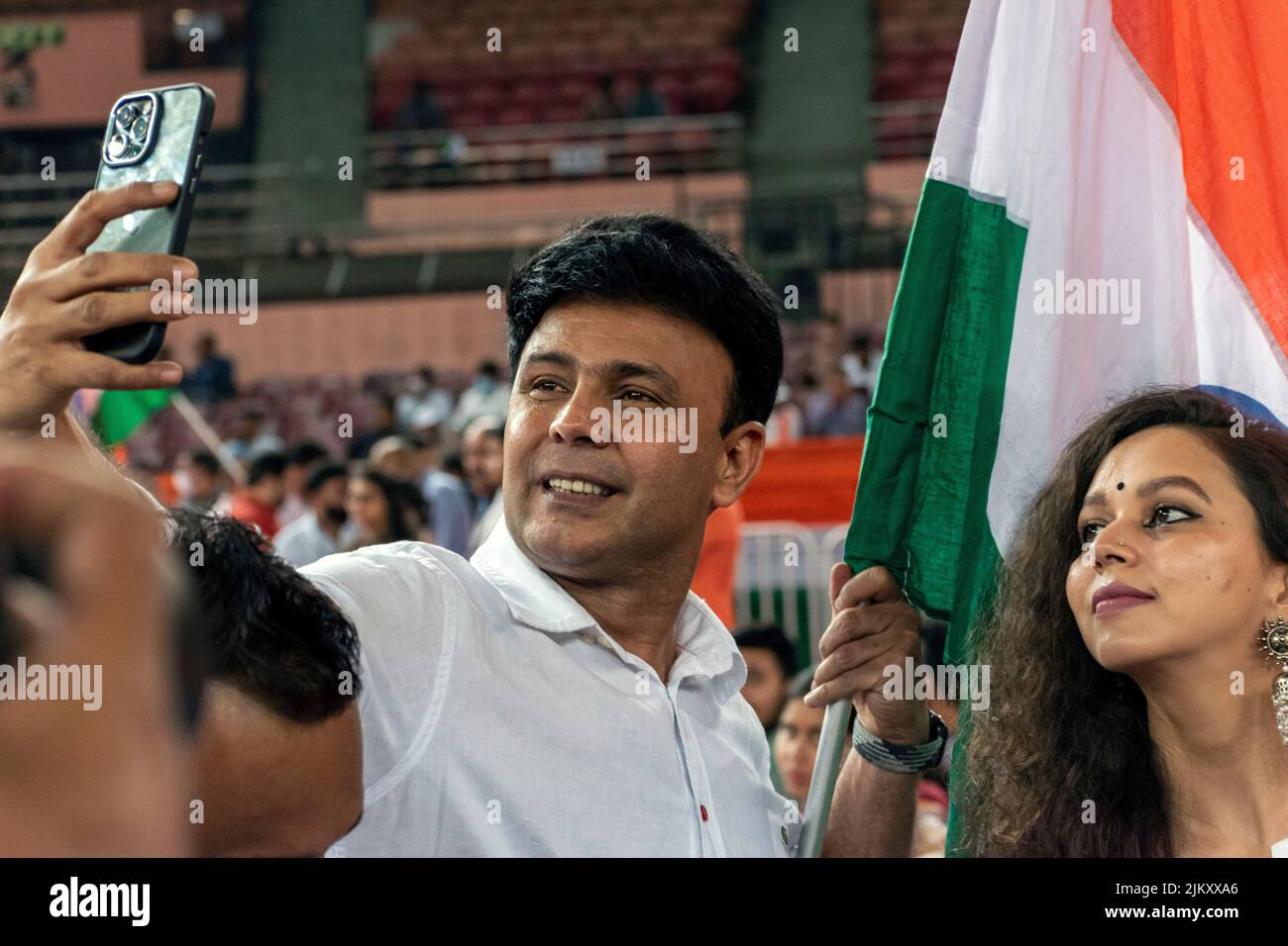 New Delhi, Delhi, India. 2nd ago 2022. RJ Naved e RJ Shurti prendono selfie con la bandiera indiana a Tiranga Utsav, organizzato dal Ministero della Cultura per celebrare il contributo di Shri Pingali Venkayya alla nazione in occasione del suo anniversario di nascita 146th il 2nd agosto 2022. (Credit Image: © Mohsin Javed/Pacific Press via ZUMA Press Wire) Foto Stock