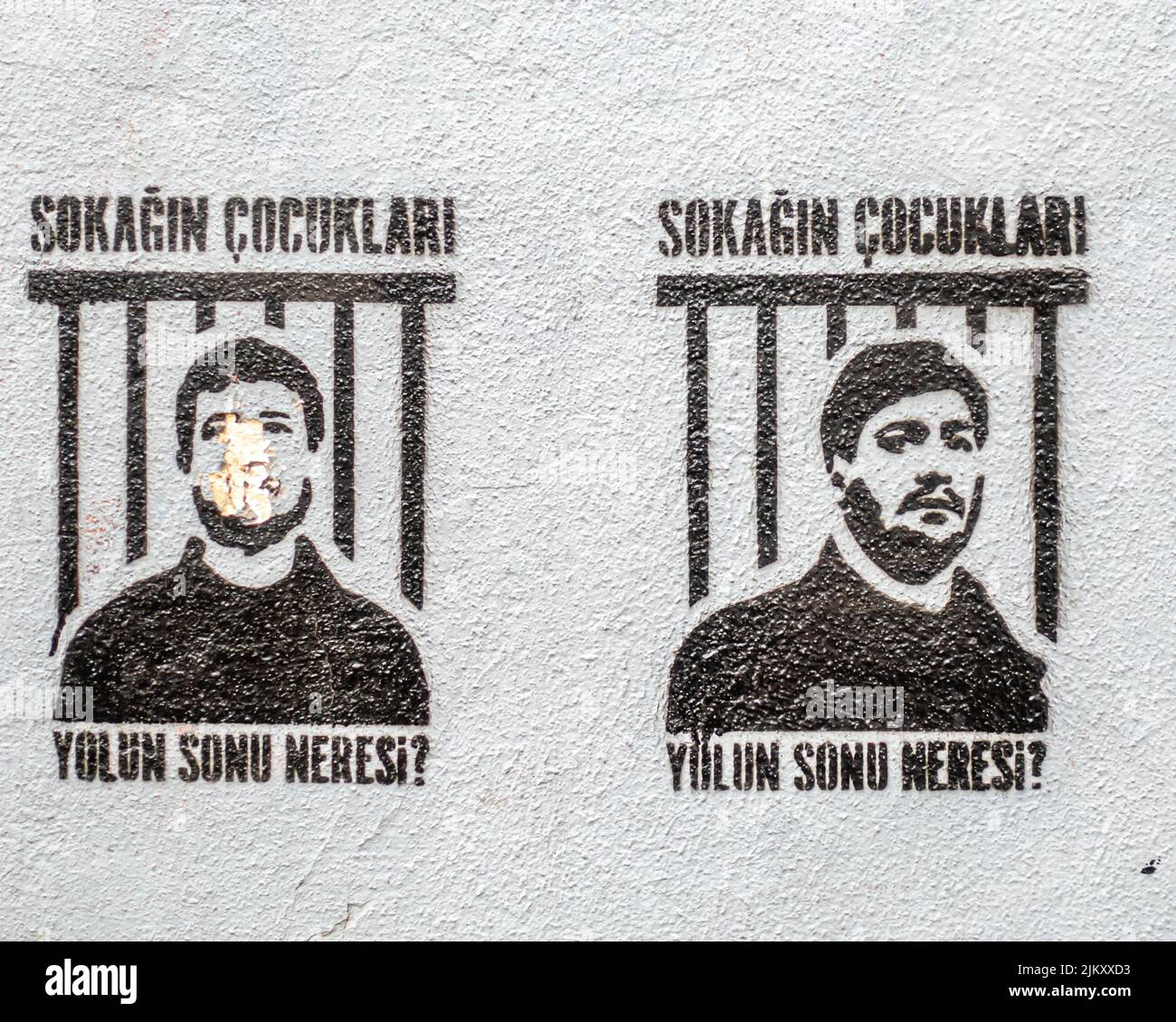 Stencil da parete: I ragazzi della strada, dove si trova la fine? Con ritratti di uomini dietro le sbarre. Istanbul, Turchia Foto Stock