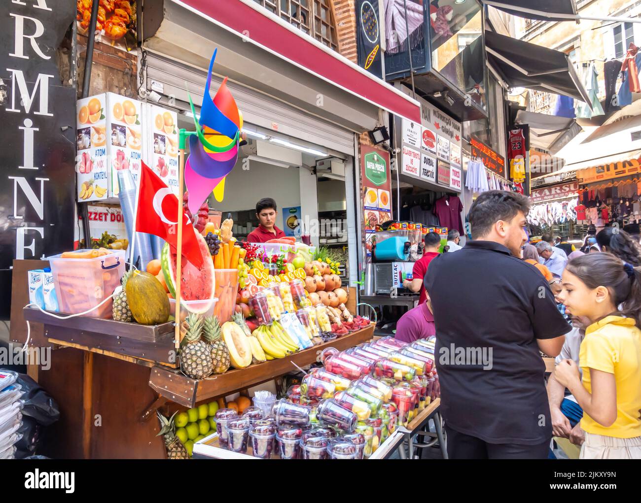 Bancarella di frutta, chiosco, nella strada Grand Bazaar, Istanbul, Turchia Foto Stock