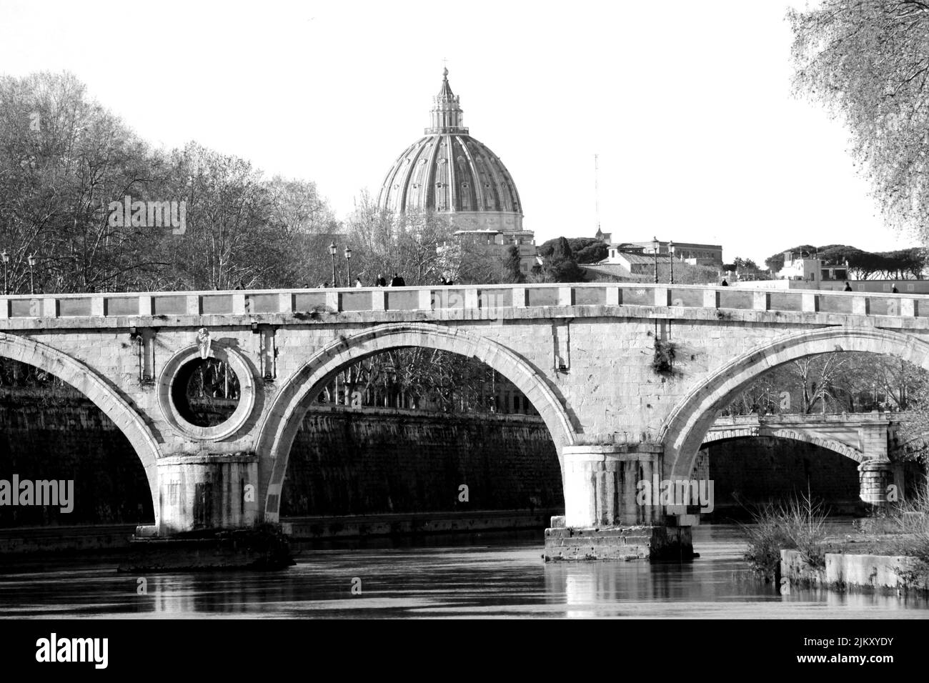 Foto in bianco e nero del ponte Sisto sul Tevere con sullo sfondo la cupola di San Pietro a Roma Foto Stock