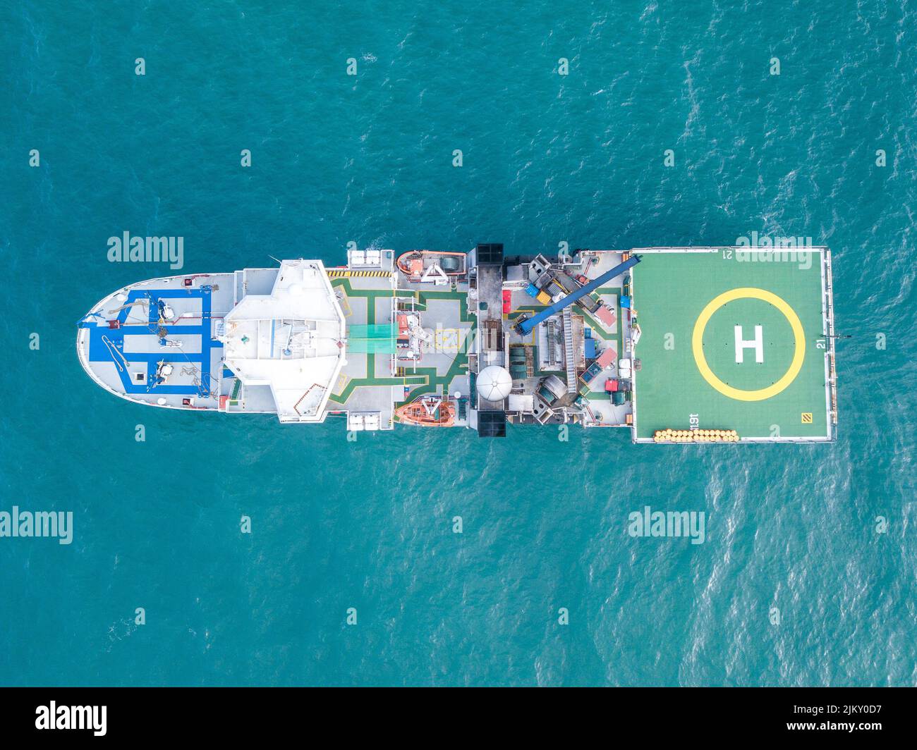 Foto aerea di un'imbarcazione offshore nell'Atlantico meridionale. Imbarcazione di rilevamento dall'alto. Passerelle di sicurezza a bordo di imbarcazioni offshore. Ponte di atterraggio dell'elicottero. Foto Stock