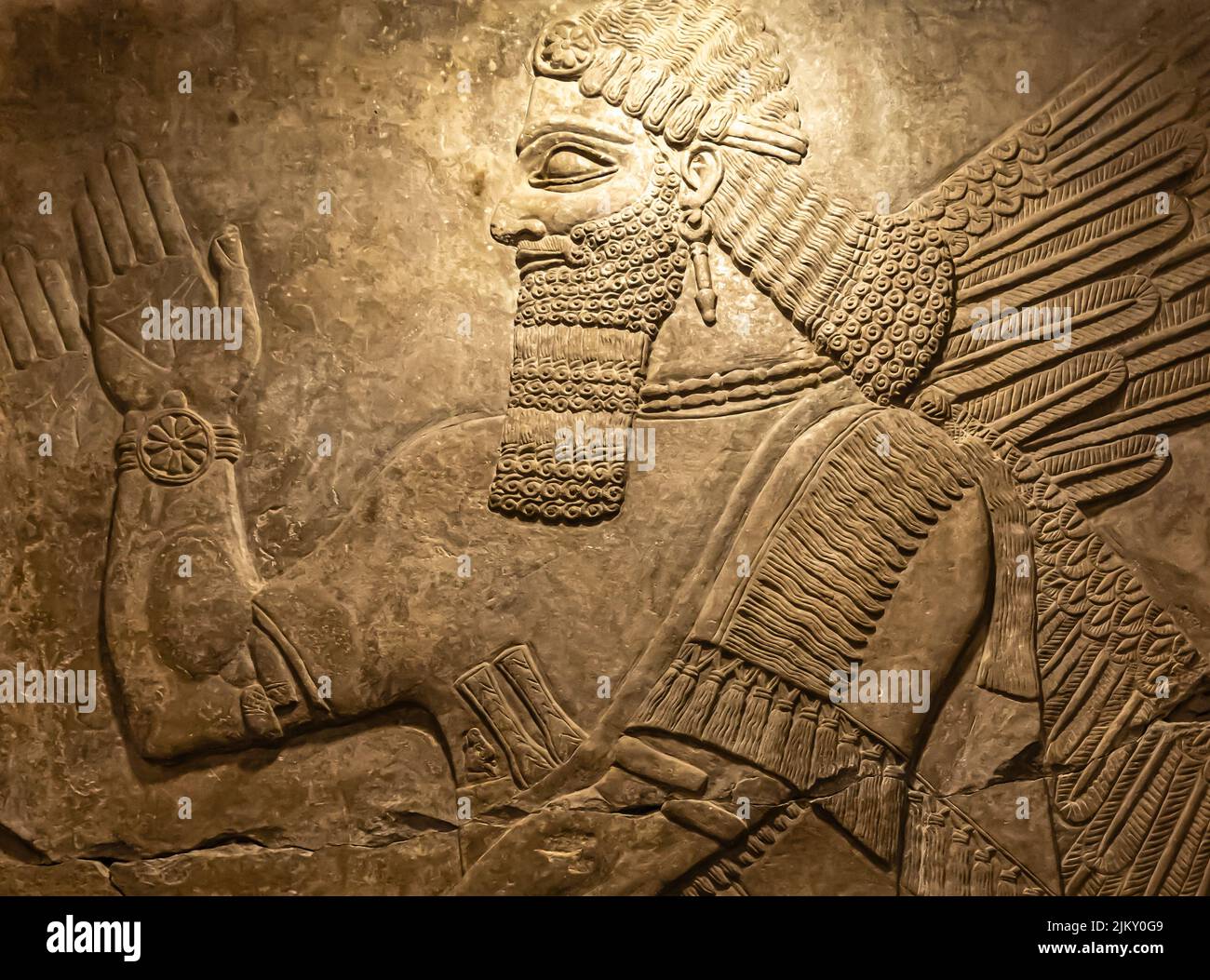 Divinità alata. Frammento. Rilievo dal palazzo di Ashurnasirpal II a Kalhu, (Nimrud) - calcare - IX secolo a.C. Museo dell'Eremo Foto Stock