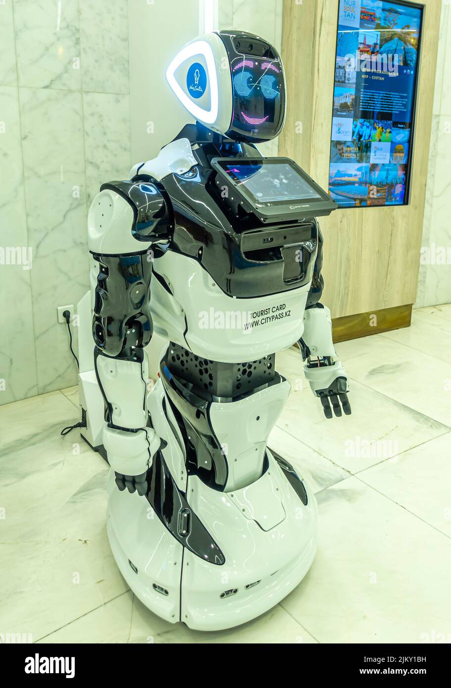 Assistente automatico - robot che fornisce informazioni ai visitatori del centro culturale. Nur-Sultan, Astana, Kazakistan Foto Stock