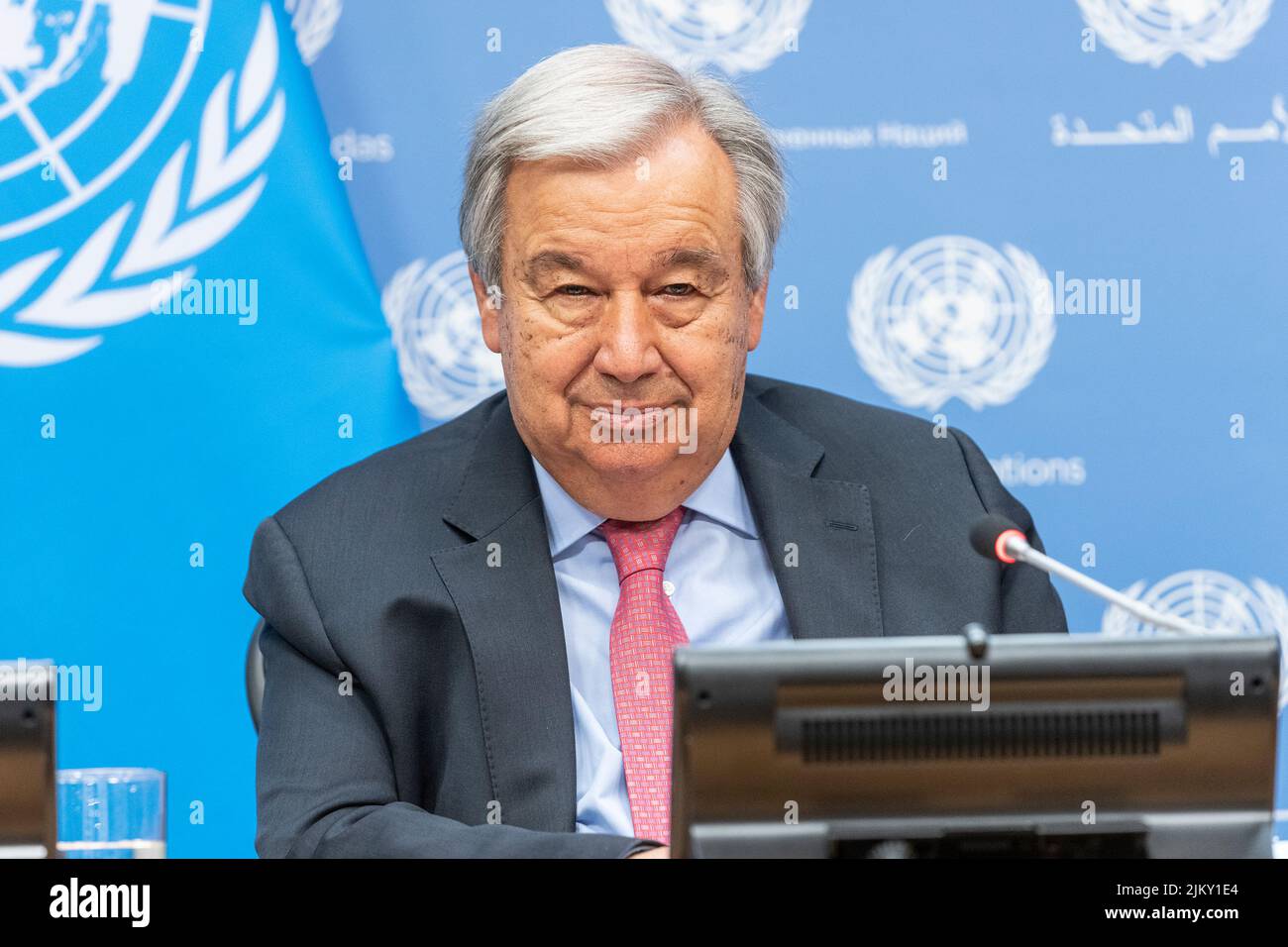 Il segretario generale Antonio Guterres conduce un briefing stampa sul lancio del briefing del 3rd da parte del GCRG su alimentazione, energia e finanze presso la sede delle Nazioni Unite a New York il 3 agosto 2022. Il rapporto del Global Crisis Response Group e di Rebeca Grynspan, che si sono Uniti virtualmente a Ginevra, hanno evidenziato l'insicurezza globale sulla carenza di cibo, energia e finanza dopo la pandemia del COVID-19 e aggravata dalla guerra che la Russia sta facendo sull'Ucraina. Il segretario generale e la sig.ra Grynspan hanno esortato tutti i paesi a conservare l'energia, investire di più nelle fonti di energia rinnovabili, tassare i profitti eccessivi delle società petrolifere e del gas e distribuirli Foto Stock