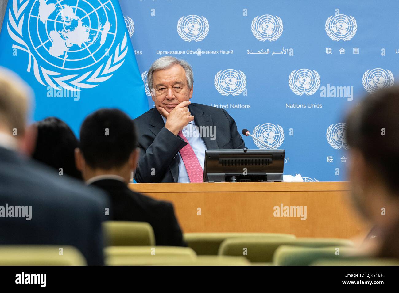 Il segretario generale Antonio Guterres conduce un briefing stampa sul lancio del briefing del 3rd da parte del GCRG su alimentazione, energia e finanze presso la sede delle Nazioni Unite a New York il 3 agosto 2022. Il rapporto del Global Crisis Response Group e di Rebeca Grynspan, che si sono Uniti virtualmente a Ginevra, hanno evidenziato l'insicurezza globale sulla carenza di cibo, energia e finanza dopo la pandemia del COVID-19 e aggravata dalla guerra che la Russia sta facendo sull'Ucraina. Il segretario generale e la sig.ra Grynspan hanno esortato tutti i paesi a conservare l'energia, investire di più nelle fonti di energia rinnovabili, tassare i profitti eccessivi delle società petrolifere e del gas e distribuirli Foto Stock