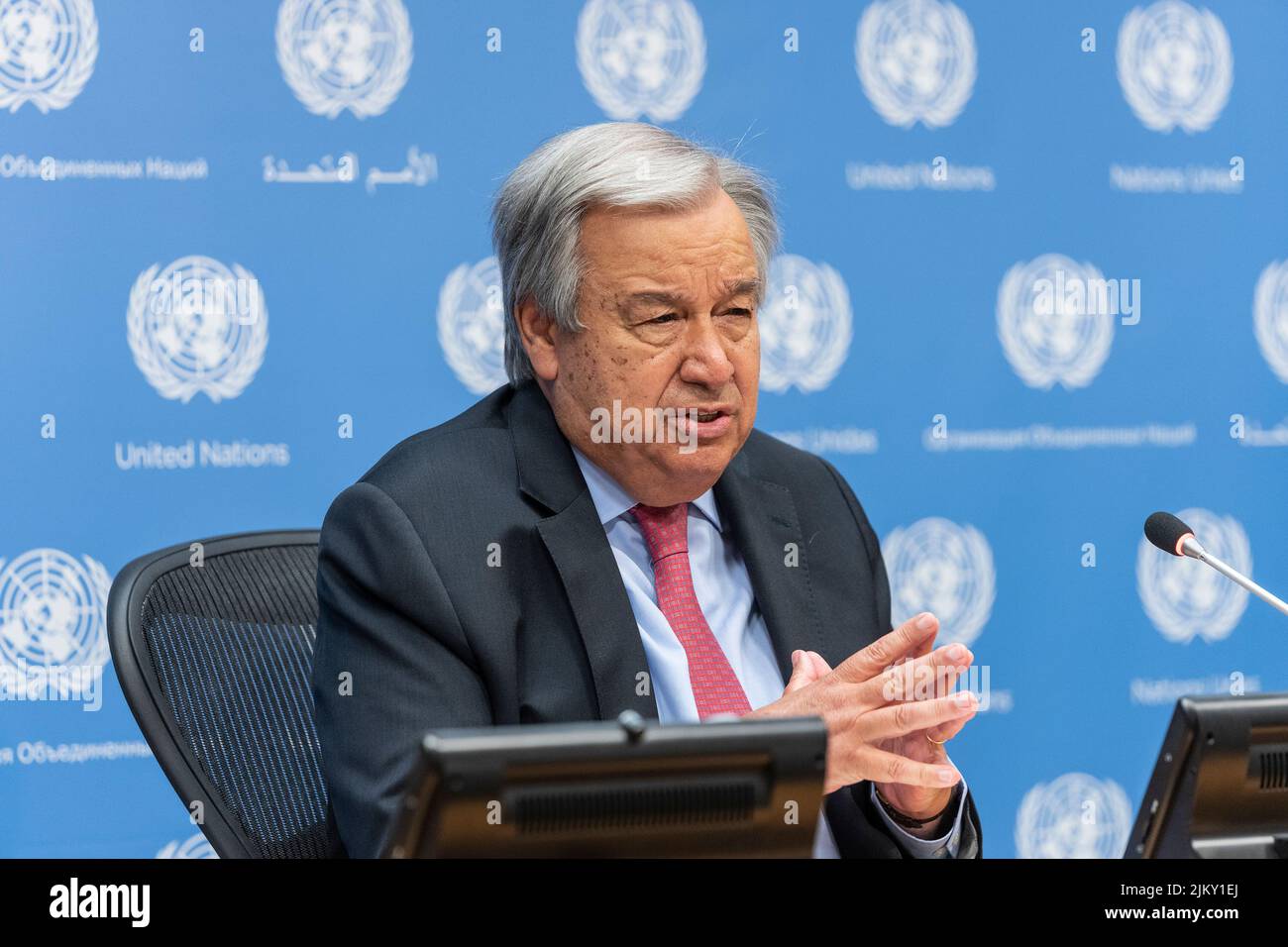 Il segretario generale Antonio Guterres conduce un briefing stampa sul lancio del briefing del 3rd da parte del GCRG su alimentazione, energia e finanze presso la sede delle Nazioni Unite a New York il 3 agosto 2022. Il rapporto del Global Crisis Response Group e di Rebeca Grynspan, che si sono Uniti virtualmente a Ginevra, hanno evidenziato l'insicurezza globale sulla carenza di cibo, energia e finanza dopo la pandemia del COVID-19 e aggravata dalla guerra che la Russia sta facendo sull'Ucraina. Il segretario generale e la sig.ra Grynspan hanno esortato tutti i paesi a conservare l'energia, investire di più nelle fonti di energia rinnovabili, tassare i profitti eccessivi delle società petrolifere e del gas e distribuirli Foto Stock