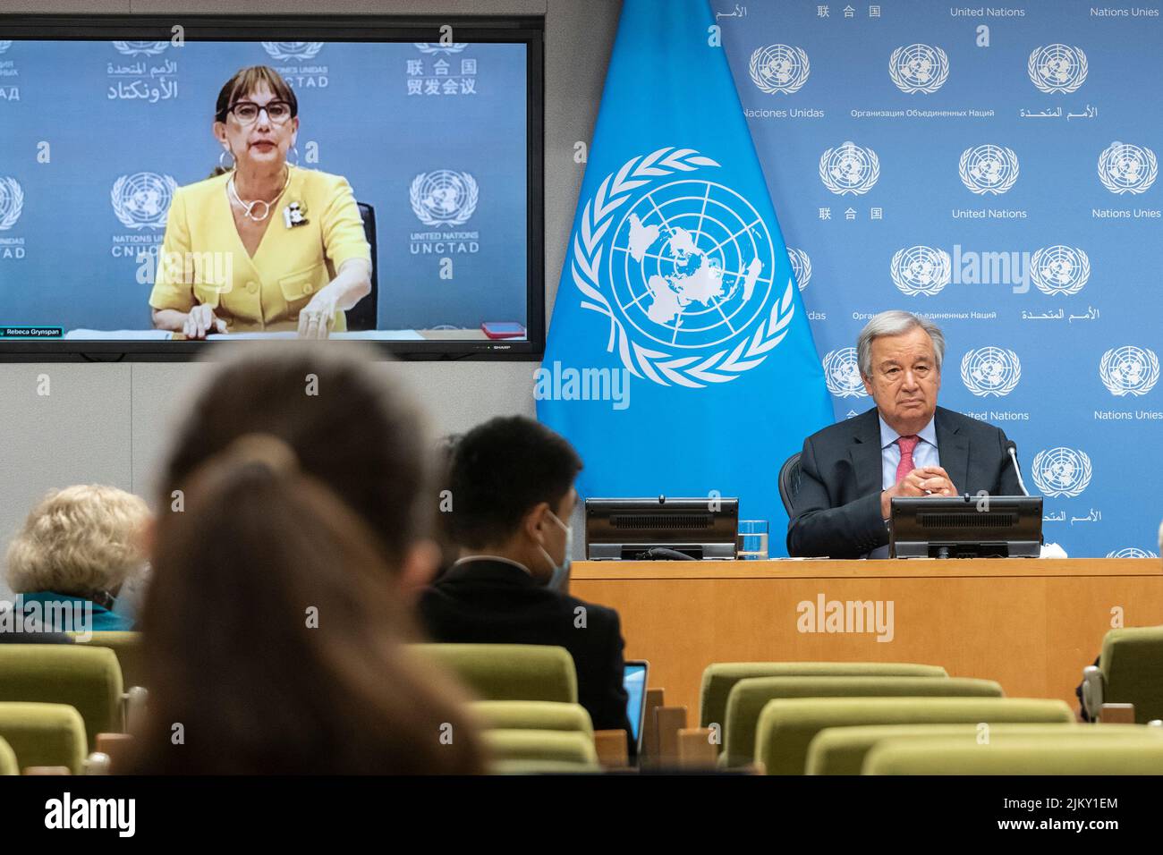Il segretario generale Antonio Guterres conduce un briefing stampa sul lancio del briefing del 3rd da parte del GCRG su alimentazione, energia e finanze presso la sede delle Nazioni Unite a New York il 3 agosto 2022. Il rapporto del Global Crisis Response Group e di Rebeca Grynspan che si sono Uniti virtualmente da Ginevra (visto sullo schermo) ha evidenziato l'insicurezza globale sulla carenza di cibo, energia e finanza dopo la pandemia del COVID-19 e aggravata dalla guerra la Russia sta facendo il suo male all'Ucraina. Il segretario generale e la sig.ra Grynspan hanno esortato tutti i paesi a conservare l'energia, investire di più nelle fonti di energia rinnovabili, tassare i profitti eccessivi da parte del petrolio e del gas comp Foto Stock
