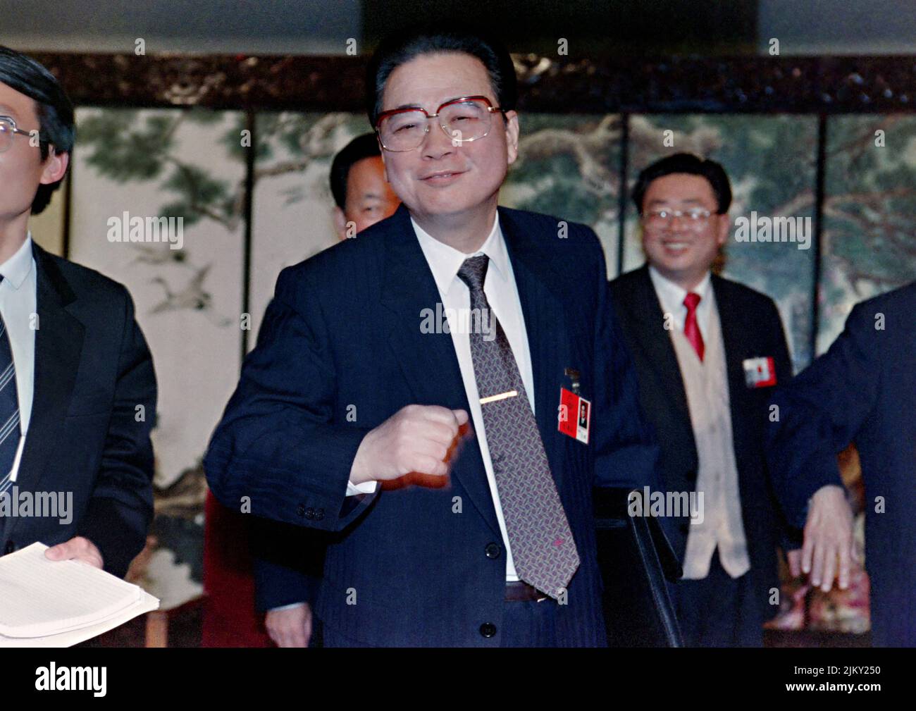 Il Premier cinese li Peng, centro, al termine di una conferenza stampa in seguito all'annuale incontro del Congresso Nazionale del Popolo nella Grande Sala del Popolo, 28 marzo 1990 a Pechino, Cina. L'incontro del NPC è il primo dopo la repressione dei manifestanti della democrazia in Piazza Tiananmen. Foto Stock