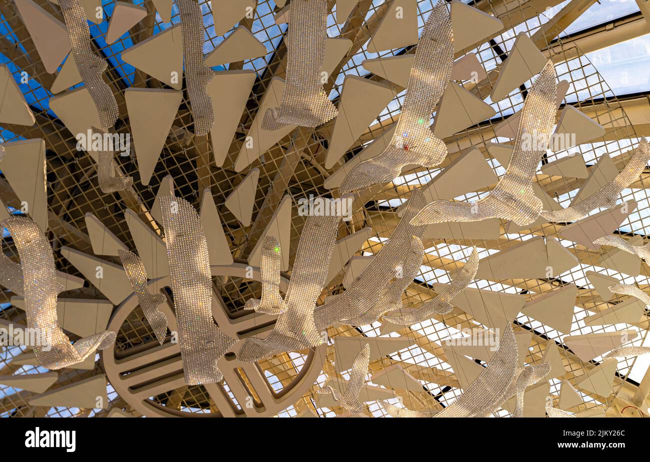 Interno della torre Bayterek, Nur-Sultan, Kazakhstan, Asia centrale. Progettato dall'architetto Akmurza Rustembekov. Dettagli decorativi in legno Foto Stock