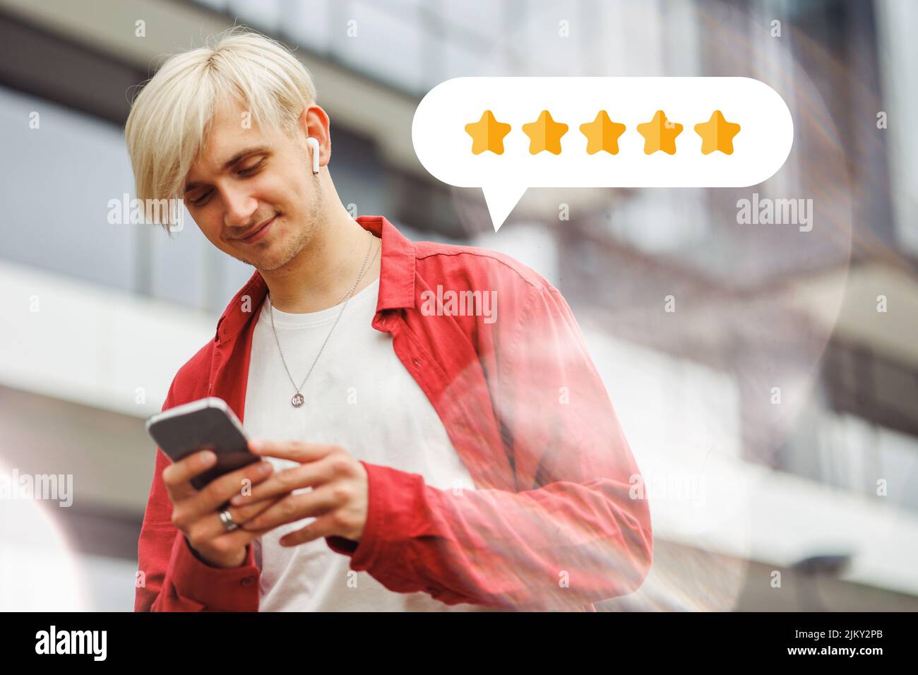 Giovane uomo soddisfatto lasciando una valutazione per un prodotto o un servizio. Foto Stock
