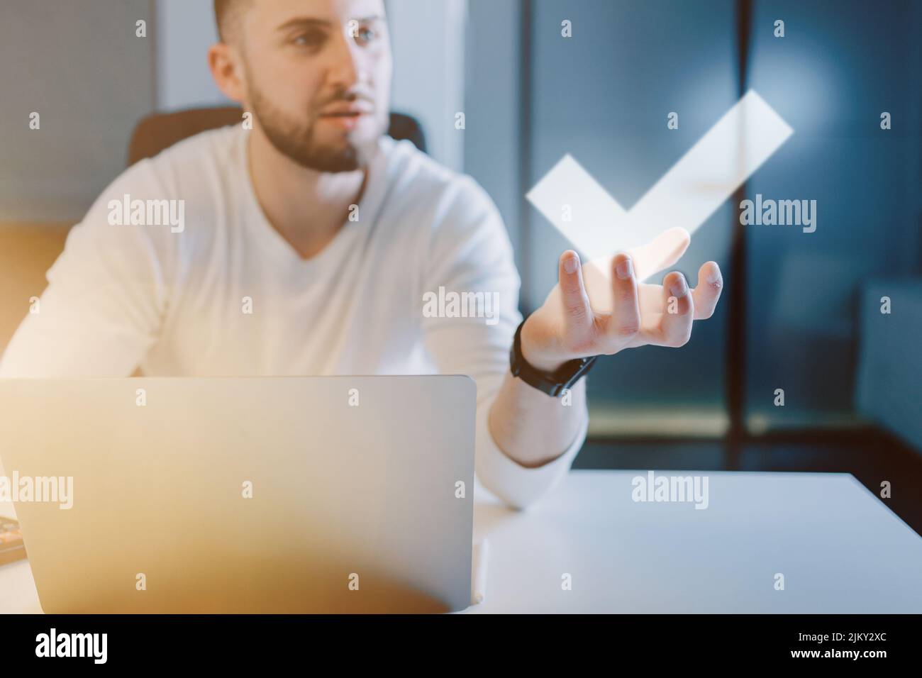 Uomo con un check in mani. Foto Stock