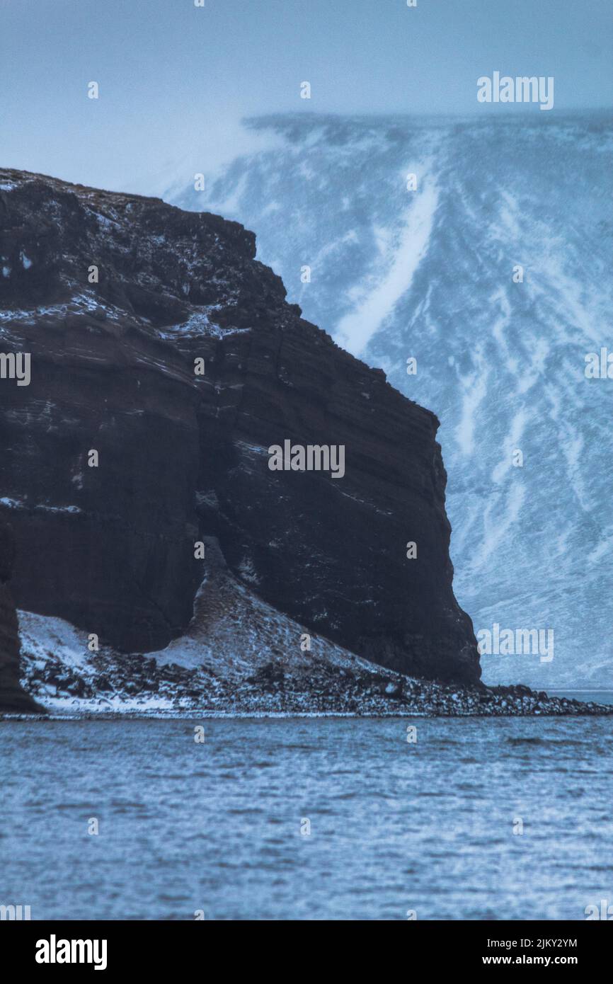 Una vista naturale del lago ghiacciato e scogliere a Kleifarvatn, Islanda Foto Stock