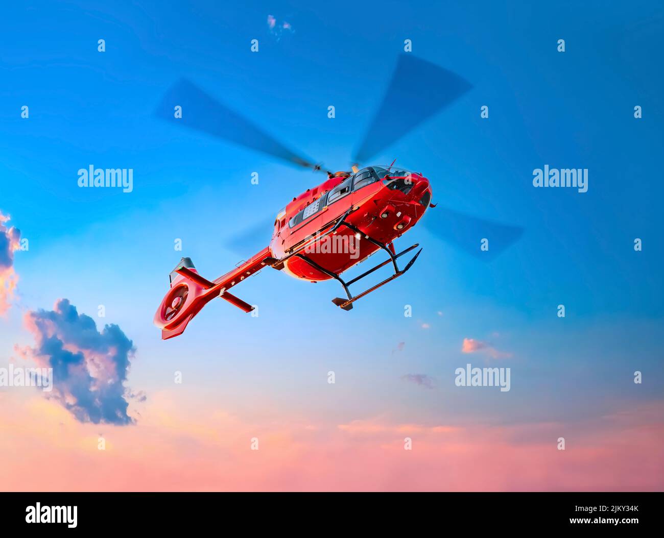 Elicottero di colore rosso nell'aria. Grande foto sul tema del servizio medico aereo, trasporto aereo, ambulanza aerea, veloce trasporto urbano o hel Foto Stock