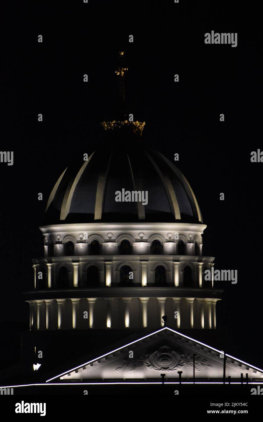 Una foto verticale di una cupola del museo del Campidoglio della California su uno sfondo scuro di notte Foto Stock