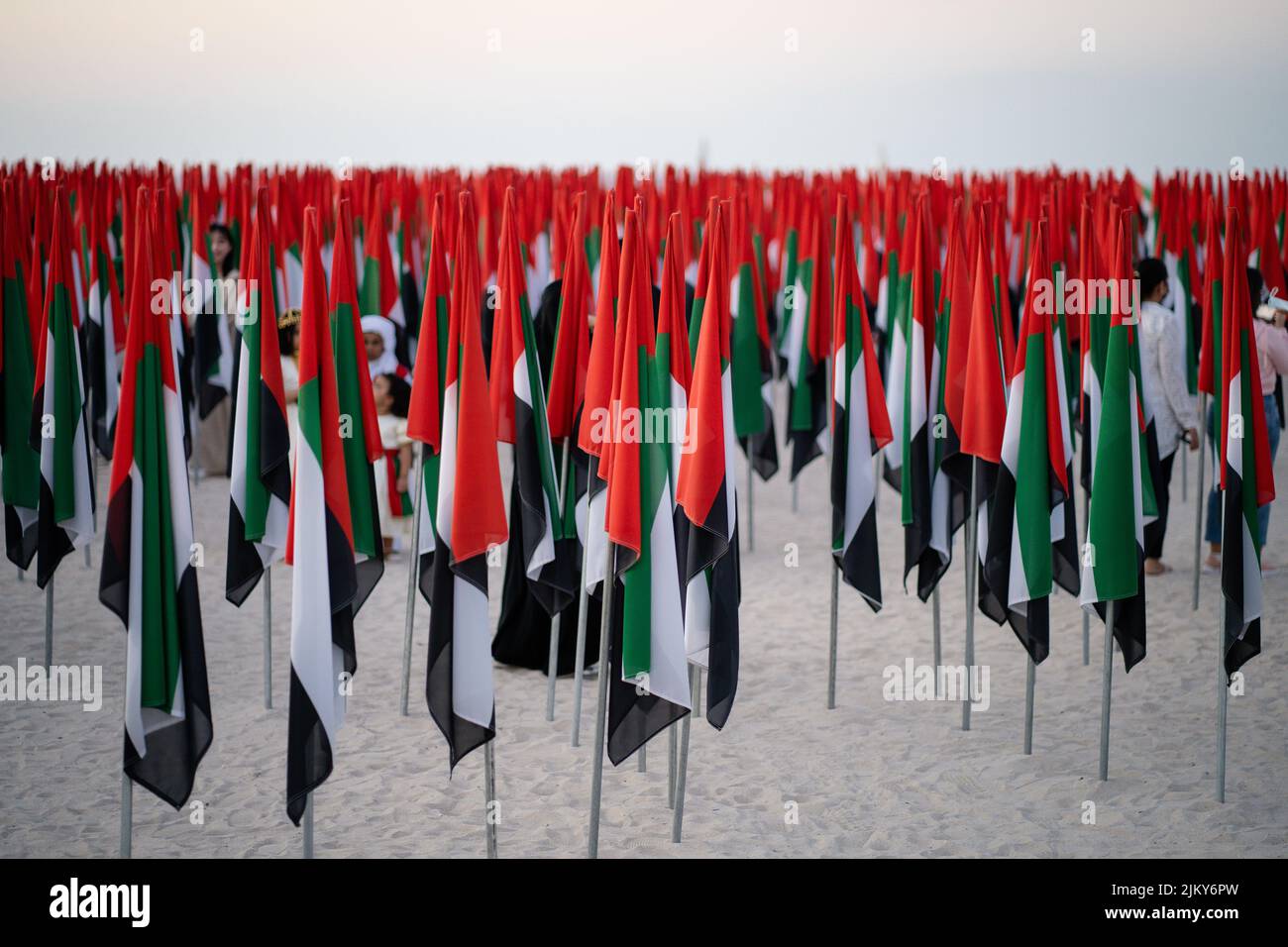 Un gruppo di bandiere degli Emirati Arabi Uniti su pali di Kite Beach a Dubai Foto Stock