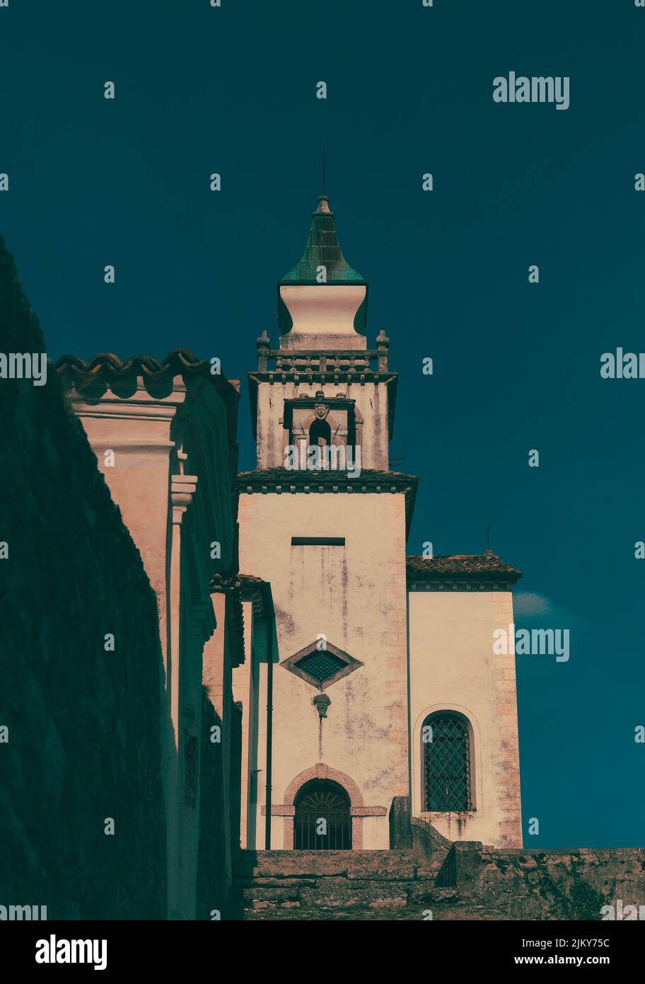 L'esterno di una chiesa antica Foto Stock