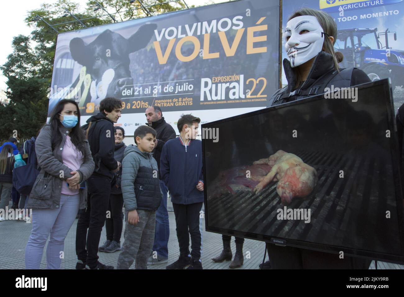 Gruppo di vegani ha esposto le loro opinioni durante L'ESPOSIZIONE RURALE a Buenos Aires, Argentina. Luglio 2022. Foto Stock