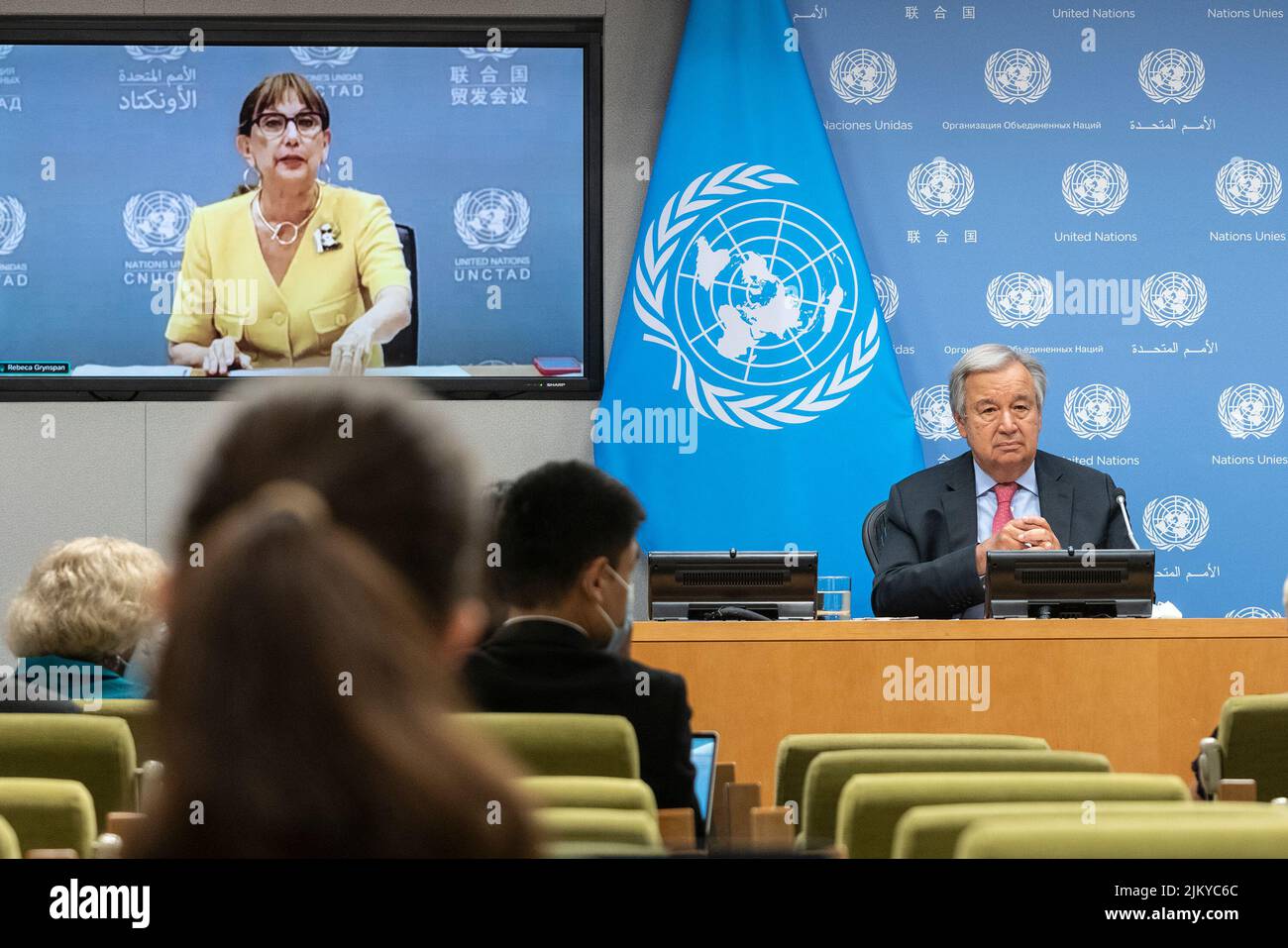 New York, New York, Stati Uniti. 3rd ago 2022. Il segretario generale Antonio Guterres conduce un briefing stampa sul lancio del briefing del 3rd da parte del GCRG su alimentazione, energia e finanze presso la sede delle Nazioni Unite. Il rapporto del Global Crisis Response Group e di Rebeca Grynspan che si sono Uniti virtualmente da Ginevra (visto sullo schermo) ha evidenziato l'insicurezza globale sulla carenza di cibo, energia e finanza dopo la pandemia del COVID-19 e aggravata dalla guerra la Russia sta facendo il suo male all'Ucraina. Il segretario generale e la sig.ra Grynspan hanno esortato tutti i paesi a risparmiare energia, investire di più nelle fonti di energia rinnovabili, tassare profitti eccessivi Foto Stock