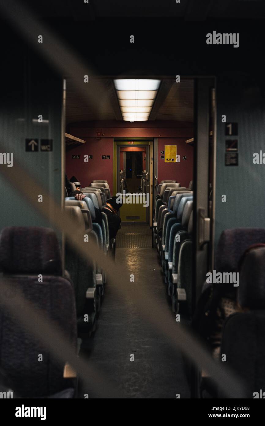 Una ripresa verticale di un treno Foto Stock