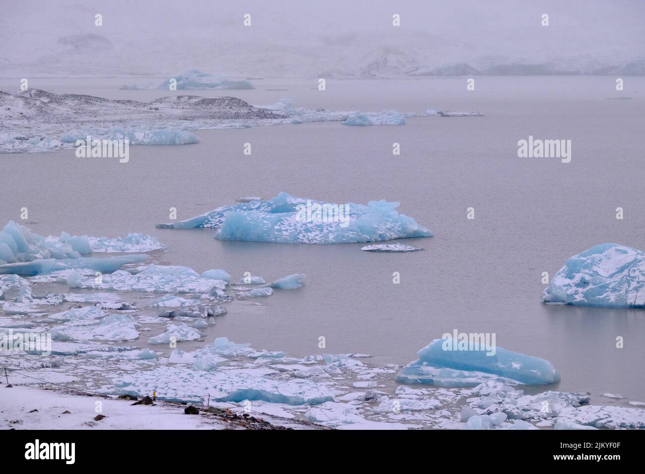 Un gruppo di iceberg su un lago glaciale Foto Stock