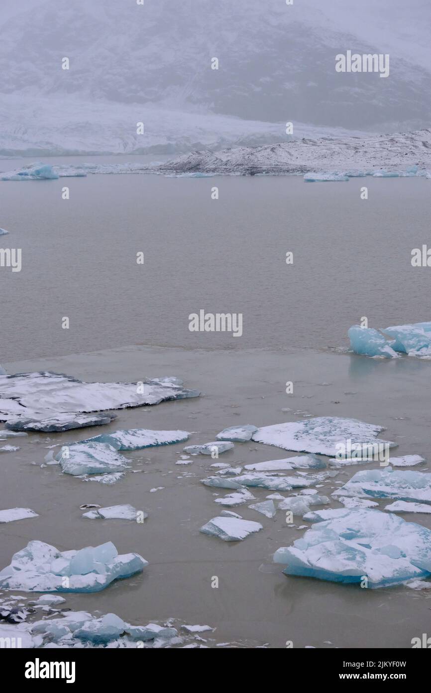 Gli iceberg galleggiano sul lago del ghiacciaio Fjallsarlon in Islanda Foto Stock