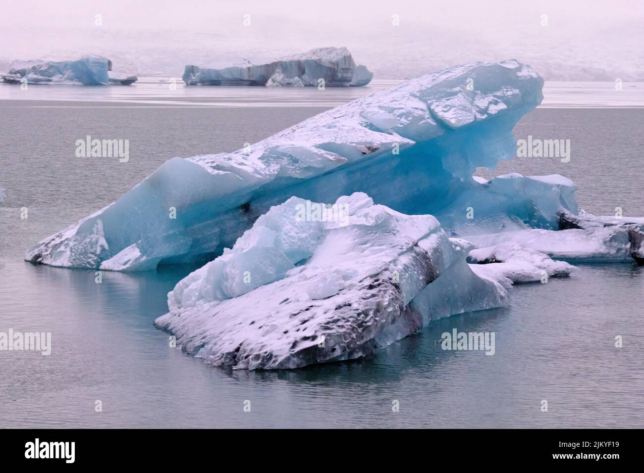 Singolo grande iceberg sul lago glaciale in Islanda durante l'inverno Foto Stock