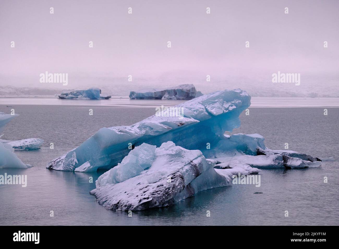 Grande iceberg sul lago del ghiacciaio Foto Stock