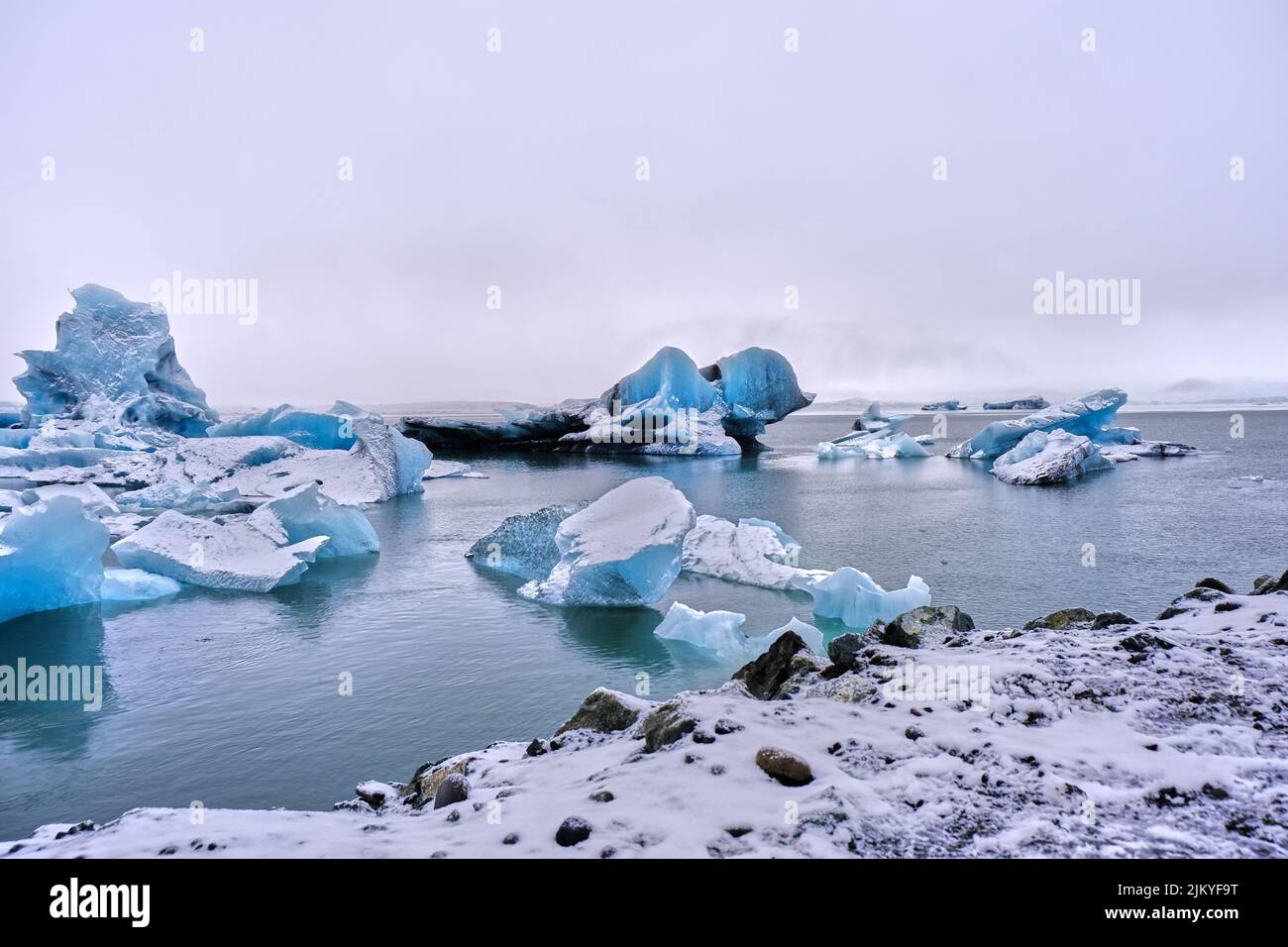 Grandi iceberg blu galleggiano sul Lago del Ghiacciaio Fjallsarlon, Islanda. Foto Stock