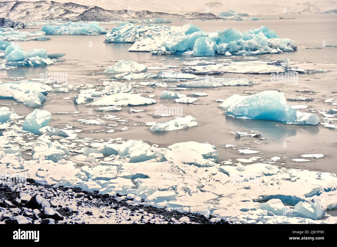 Vista grandangolare del Lago del Ghiacciaio Fjallsarlon, Islanda, con molti iceberg galleggianti Foto Stock