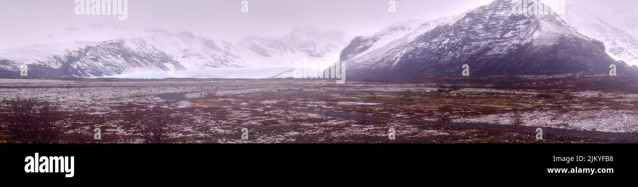 Panorama delle montagne e del ghiacciaio nel sud dell'Islanda. Grande formato Foto Stock