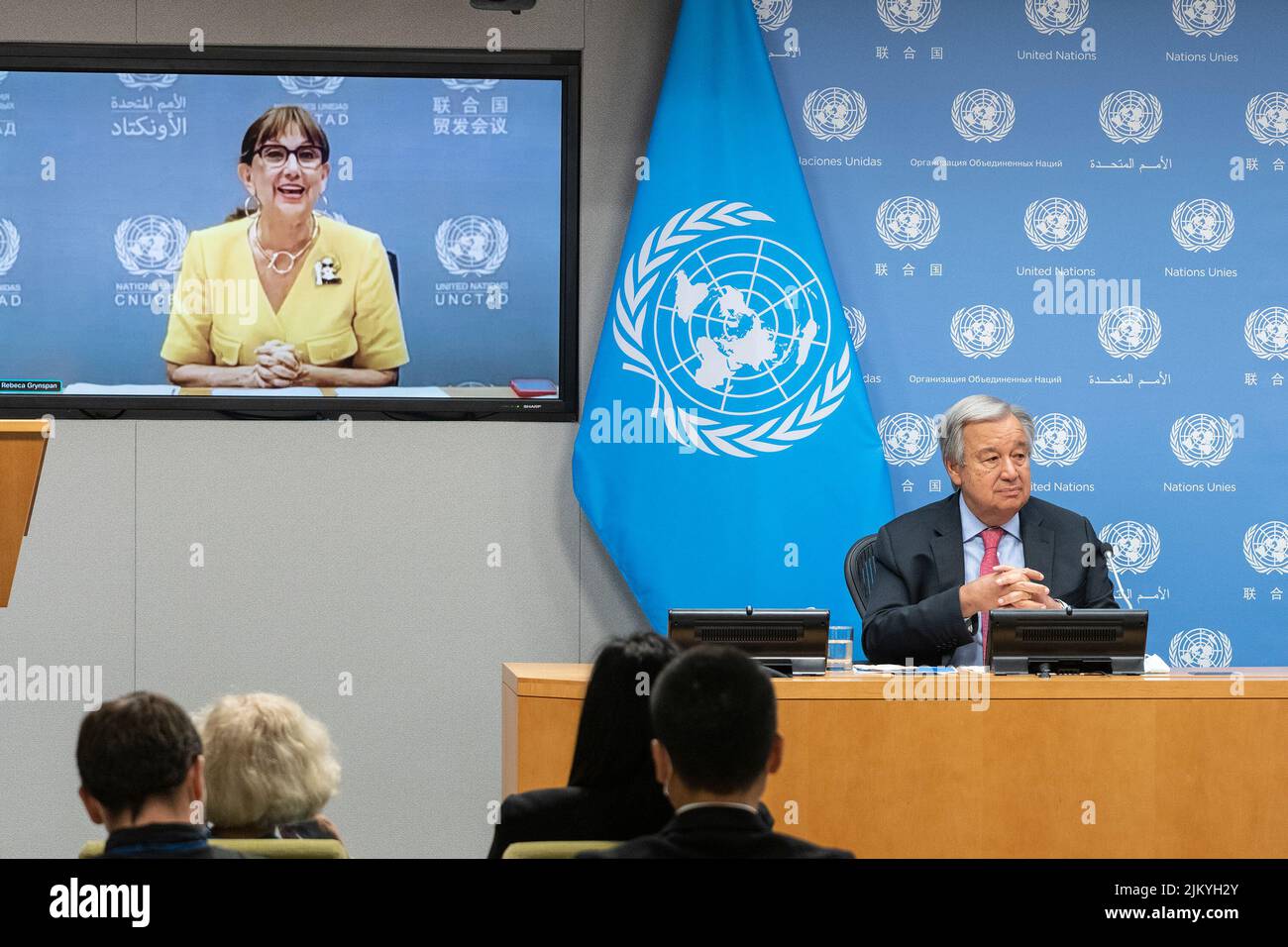 New York, New York, Stati Uniti. 3rd ago 2022. Il segretario generale Antonio Guterres conduce un briefing stampa sul lancio del briefing del 3rd da parte del GCRG su alimentazione, energia e finanze presso la sede delle Nazioni Unite. Il rapporto del Global Crisis Response Group e di Rebeca Grynspan che si sono Uniti virtualmente da Ginevra (visto sullo schermo) ha evidenziato l'insicurezza globale sulla carenza di cibo, energia e finanza dopo la pandemia del COVID-19 e aggravata dalla guerra la Russia sta facendo il suo male all'Ucraina. Il segretario generale e la sig.ra Grynspan hanno esortato tutti i paesi a risparmiare energia, investire di più nelle fonti di energia rinnovabili, tassare profitti eccessivi Foto Stock