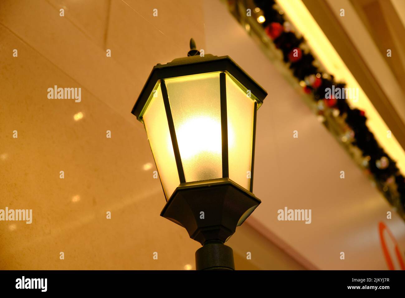 Una bella lampada da strada su uno sfondo sfocato Foto Stock