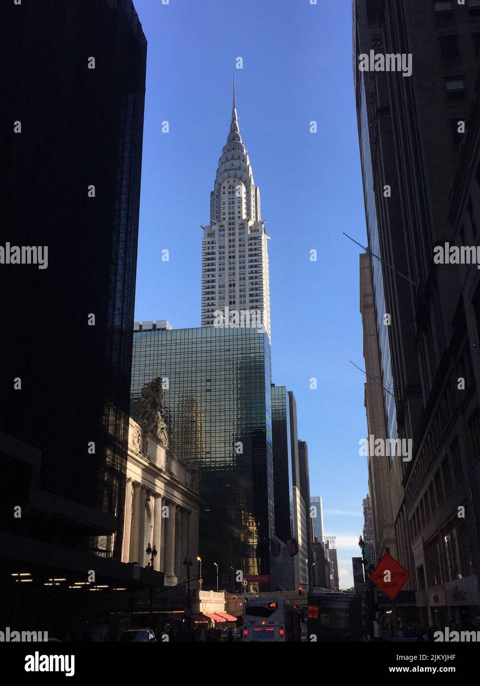 Immagine verticale dell'edificio Chrysler dietro gli edifici Foto Stock