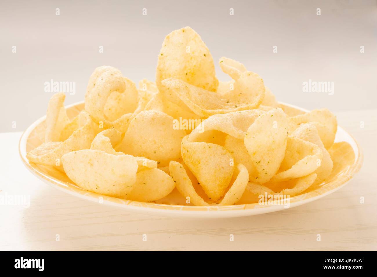 Un primo piano di deliziosi cracker di gamberi su un piatto Foto Stock