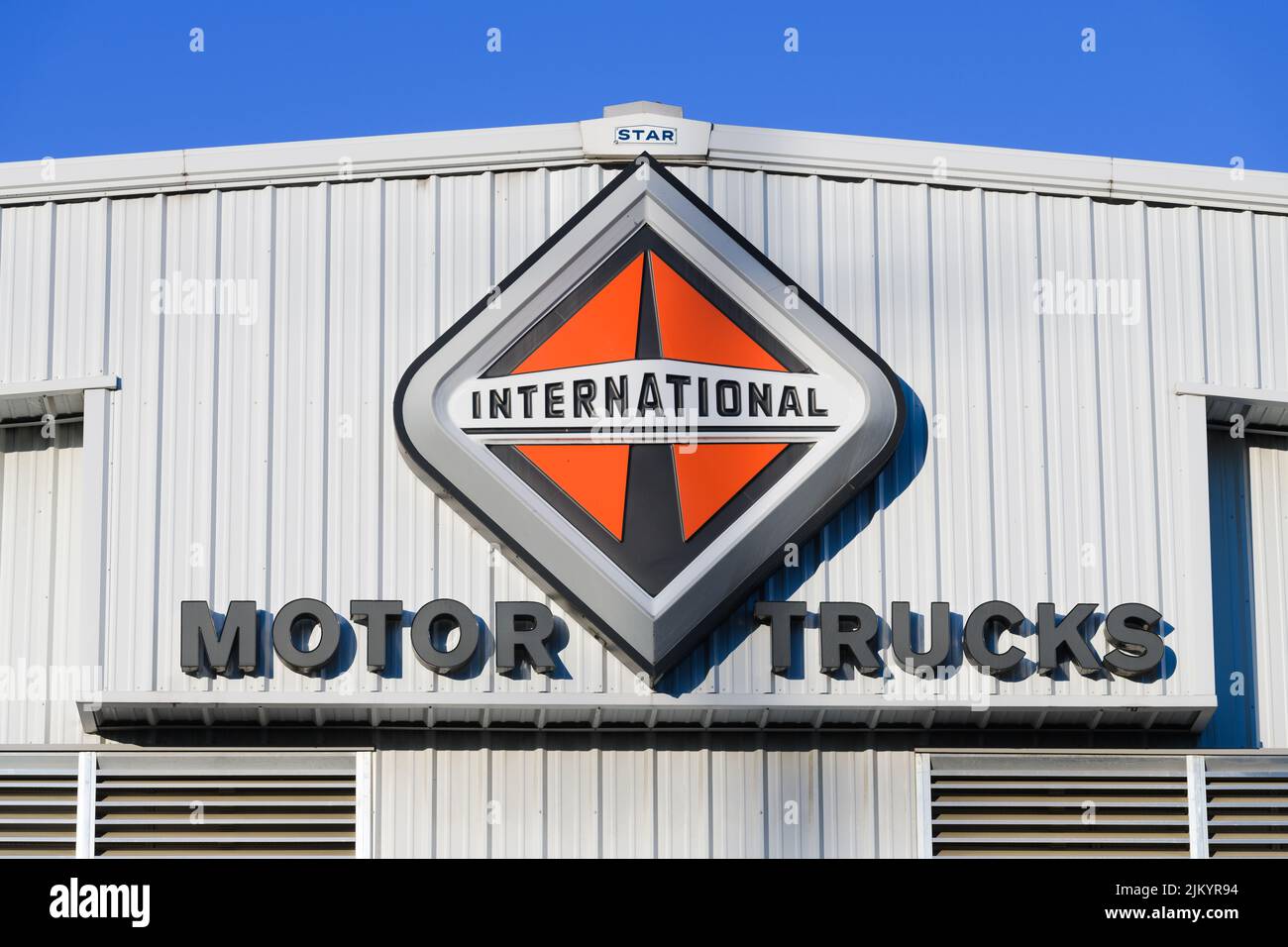 Everett, WA, USA - 01 agosto 2022; Segnaletica con logo per una sede di Motor Trucks a Everett Washington con un cartello internazionale Foto Stock