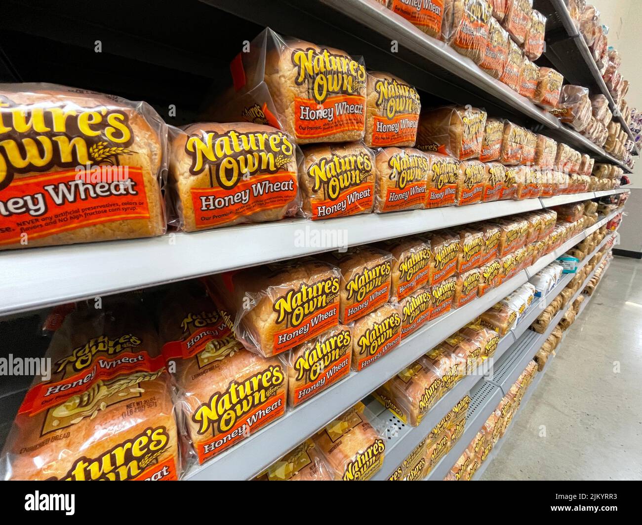 Grovetown, GA USA - 04 20 22: Sezione pane a fette Walmart Natures Own Foto Stock