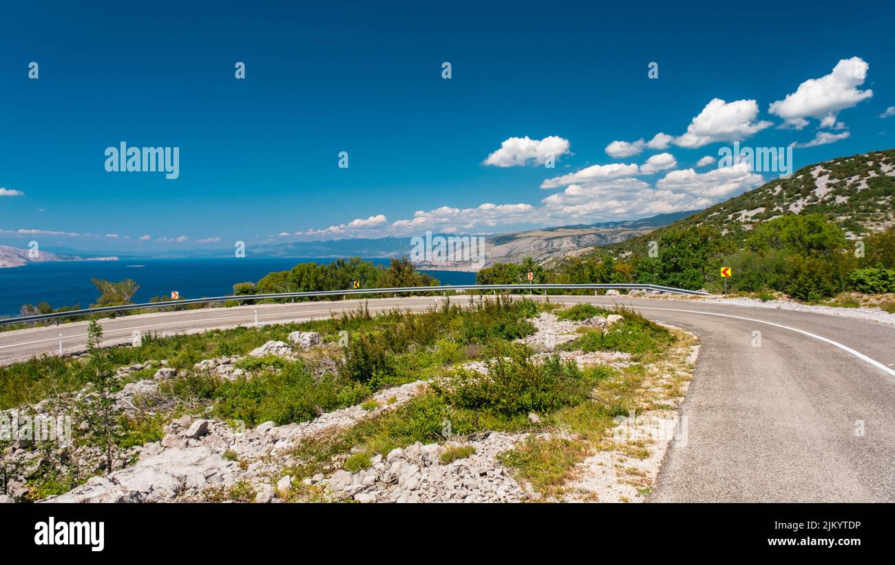 Una vista panoramica di una strada lungo il mare Adriatico in Croazia Foto Stock