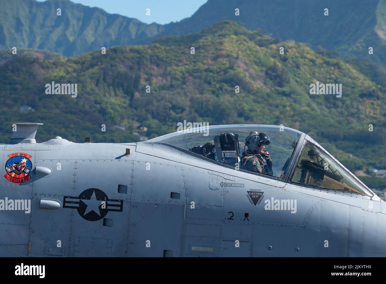 Oltre 200 Airmen e 10 A-10 Thunderbolt II Warthog del 924th Fighter Group della 944th Fighter Wing stanno lavorando alla Marine Corps base Hawaii, 29 luglio 2022, durante la partecipazione dell’unità al Rim of the Pacific (RIMPAC) 2022, 21 luglio-agosto. 4. Ventisei nazioni, 38 navi, tre sottomarini, più di 170 aerei e 25.000 personale partecipano a RIMPAC dal 29 giugno al 4 agosto nelle isole Hawaiane e nella California meridionale. Il più grande esercizio marittimo internazionale del mondo, RIMPAC offre un’opportunità di formazione unica, promuovendo e sostenendo la cooperazione Foto Stock