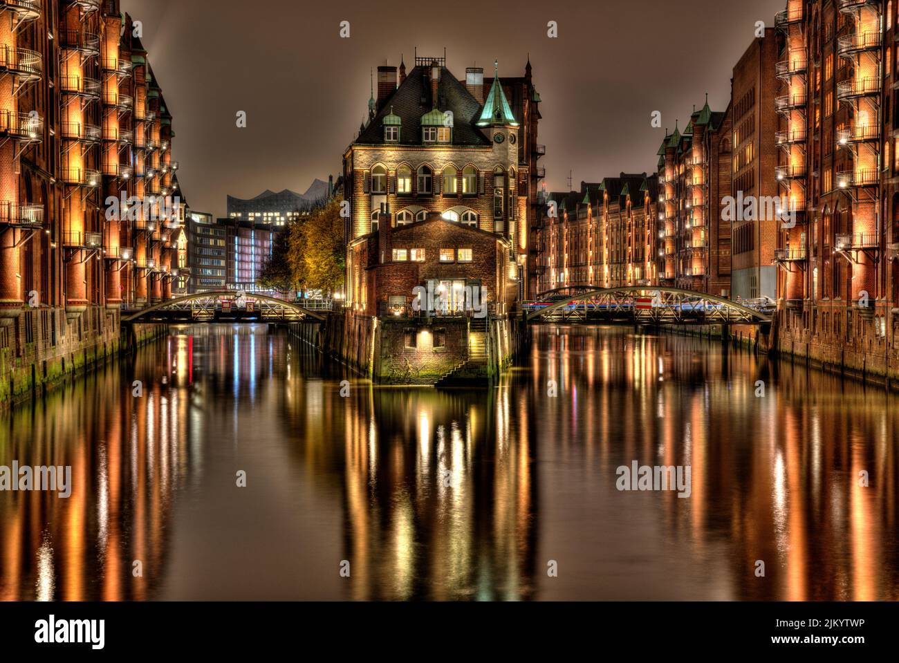 Una scena ipnotica del colorato Speicherstadt HDR, Amburgo, Germania, che si riflette sulle strade bagnate Foto Stock