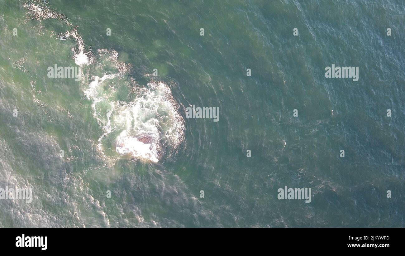 Un colpo aereo delle onde schiumose nel mare Foto Stock